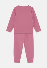 Chemise rose à manches longues avec manches bouffantes et pantalon assorti. Tissu doux et extensible avec col et poignets côtelés, conçu pour le confort.