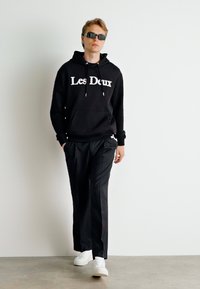 Les Deux CHARLES HOODIE - Jersey con capucha - black/white