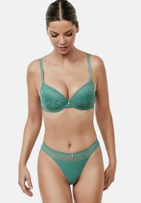 Teal lingerie set met een kant afgewerkte beha met beugels en bijpassende doorschijnende string. Glad materiaal met een delicaat bloemenpatroon.