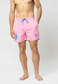 Roze kupaćice s elastičnom trakom u struku, plavim sistemom za podešavanje i detaljem s brojem 3. Ima logo sa strane; lagani materijal.