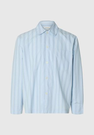 Chemise bleu clair à manches longues avec boutons, fines rayures verticales blanches et foncées, et une poche poitrine sur fond uni.