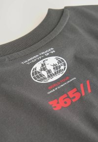 Next SHORT SLEEVE GRAPHIC  REGULAR FIT - Trükipildiga T-särk - charcoal grey truck