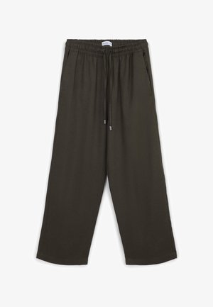 Pantaloni a gamba larga color verde oliva realizzati in un tessuto morbido. Presentano una vita elastica con cordoncino e tasche laterali.