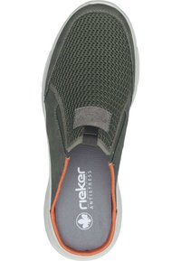 Chaussure slip-on avec dessus en maille verte, semelle intérieure grise rembourrée et accents orange. Présente un bout arrondi et une semelle en caoutchouc blanche avec des détails texturés.