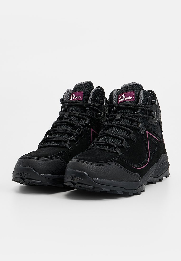 Schwarze Wanderschuhe aus einer Kombination von Wildleder und synthetischen Materialien; mit rosa Akzenten, langlebigen Sohlen und einem hohen Design zur Unterstützung des Knöchels.