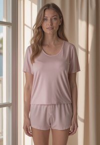 Top scurt de culoare roz deschis, cu mâneci scurte și decolteu rotund, asortat cu pantaloni scurți. Ambele piese au o textură netedă și moale. Design simplu.