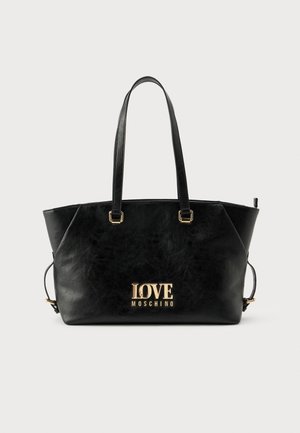 Черен кожен шопинг чанта с двойни дръжки и златисто лого на "LOVE MOSCHINO" отпред, на обикновен светъл фон.