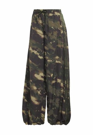 adidas Originals, ADIDAS ORIGINALS CAMOUFLAGE ADILENIUM TRACK PANT - Pantaloni - night cargo   aurora coffee   olive strata   orbit green