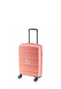 Hartschalenkoffer in Korallenpink mit strukturierter Oberfläche und Karomuster, einem ausziehbaren schwarzen Griff und vier schwarzen Rollen.