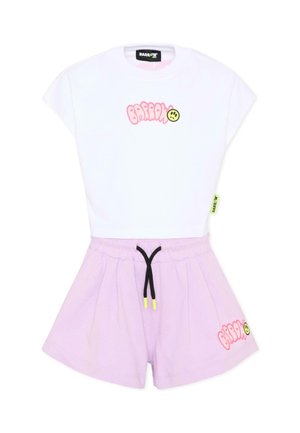 Biały top z krótkim rękawem z różowym napisem „Barrow” i żółtym uśmiechem, do tego jasnofioletowe szorty z czarnym sznurkiem i dopasowanym logo.