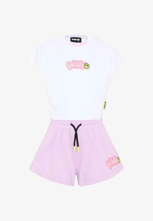 Top blanco de manga corta con texto rosa "Barrow" y una carita sonriente amarilla, combinado con pantalones cortos lila claro con cordón negro y logo a juego.