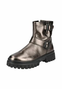 Botas de tobillo gris metálico con dos hebillas, suela negra gruesa, textura lisa y un diseño elegante. Adecuadas para uso casual y formal.