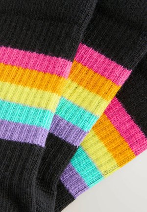 Calze nere con strisce orizzontali nei colori rosa, arancione, giallo, azzurro e viola. Realizzate in un materiale tessile testurizzato.