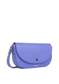 Borsa a tracolla in pelle viola con pattina curva, dettagli in hardware argentato e tracolla regolabile. Presenta un marchio in rilievo sul davanti.