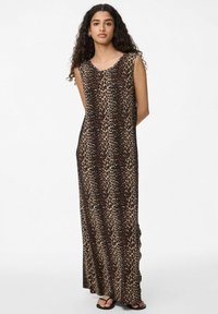 Leopardmönstrad maxikjol i bruna och tan-toner, ärmlös design med rundad halsringning, flödande silhuett och mjuk tygtextur.
