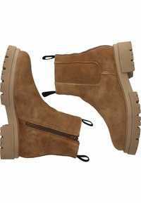 Botas de tobillo de ante marrón con cremallera lateral y tiradores. Suela de goma gruesa y texturizada con un patrón de banda robusto para mayor tracción.
