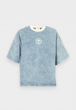 Ξεθωριασμένο μπλε oversized κοντομάνικο μπλουζάκι με λευκή στρογγυλή λαιμόκοψη και μικρό ξεθωριασμένο κυκλικό λογότυπο στο στήθος.