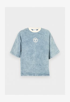 Ξεθωριασμένο μπλε oversized κοντομάνικο μπλουζάκι με λευκή στρογγυλή λαιμόκοψη και μικρό ξεθωριασμένο κυκλικό λογότυπο στο στήθος.