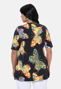 Sort kortærmet top med farverige sommerfuglemotiver, med livlige multicolore designs og et glat, let materiale.