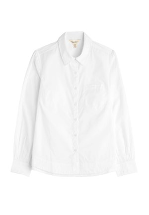 Cămașă albă cu mânecă lungă, nasturi în față, guler ascuțit, buzunar la piept și manșete adunate, așezată plat pe un fundal simplu.