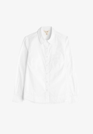 Weißes, langärmliges Hemd mit Knöpfen, spitzem Kragen, Brusttasche und gesammelten Manschetten, flach auf einem einfarbigen Hintergrund liegend.