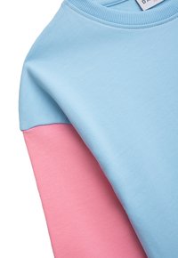 Hellblaues Sweatshirt mit einem rosa Ärmel, aus einem weichen Baumwoll-Mix gefertigt. Verfügt über einen gerippten Halsausschnitt und eine glatte Textur.