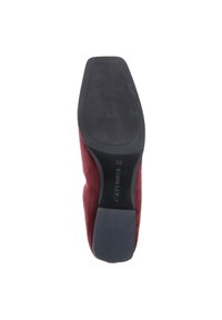 Burgunderfarbene Wildlederschuhe mit flacher Sohle, schwarzem Gummiaußensohle, abgerundeter Spitze und minimalen Details an Obermaterial und Sohle.