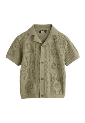 Krátky rukáv olivovo zelená pletená košeľa s gombíkmi, golierom a textúrovanými abstraktnými slnečnými a vlnovými vzormi po celej ploche.