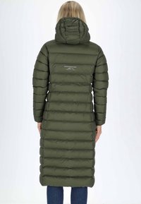Steppmantel in dunkelolivgrün mit horizontaler Steppung, Kapuze und einem Logo, das auf dem oberen Rücken aufgedruckt ist. Lange Länge und enganliegende Ärmel.