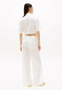 Tommy Jeans CROPPED RELAXED SHORT SLEEVE  - Button-down blouse - ecru
