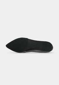 Semelle de chaussure noire à bout pointu avec des sections antidérapantes texturées au talon et à l'avant.
