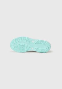 Semelle de chaussure en turquoise clair avec des motifs de grip texturés, présentant un bout arrondi et une semelle intermédiaire blanche contrastante pour le soutien et la stabilité.