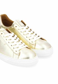 Sneakers metallici oro con lacci bianchi, tomaia in pelle, punta arrotondata e suola texturizzata. Presentano accenti beige vicino alla linguetta.