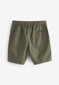 Shorts vert olive avec une taille élastique, deux poches arrière et une coupe simple et droite ; le tissu présente une texture lisse et mate.