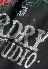 Superdry & Co TATTOO RHINESTONE - Camiseta estampada - charcoal