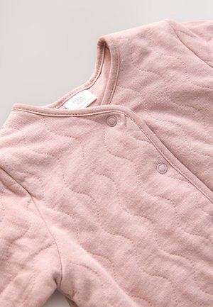 Haină pentru bebeluși matlasată, din material roz deschis. Are guler rotunjit și sisteme de închidere cu capse. Model texturat cu valuri subtile pe suprafață.