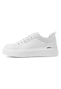 Sneaker bianco dal design elegante, con tomaia in pelle liscia, accenti grigi testurizzati, punta arrotondata e una suola rialzata con dettagli metallici.