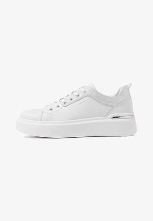 Sneaker bianco dal design elegante, con tomaia in pelle liscia, accenti grigi testurizzati, punta arrotondata e una suola rialzata con dettagli metallici.