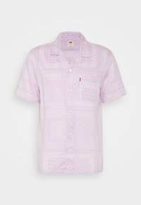 Camicetta button-up a maniche corte di colore viola chiaro con un motivo paisley e bandana discreto, taschino sul petto e piccola etichetta rossa Levi's sulla tasca.