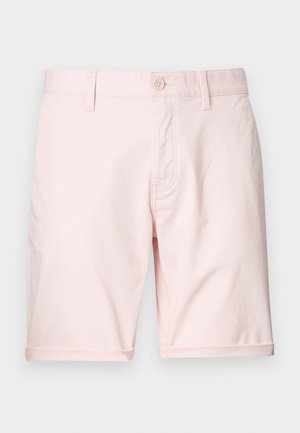 Lys pinke bomuldsshorts med knaplukning, flad front og op-rullede kanter. Glat tekstur og enkelt design; ingen synlige mønstre.