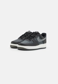Nike Sportswear AIR FORCE 1 07 LV8 - Tenisky - black/smoke grey