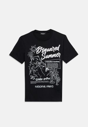 Tricou negru cu imprimeu alb cu urs care prinde un pește, desene cu palmieri și soare, și text despre fauna sălbatică de vară din Canada și parcurile naționale.