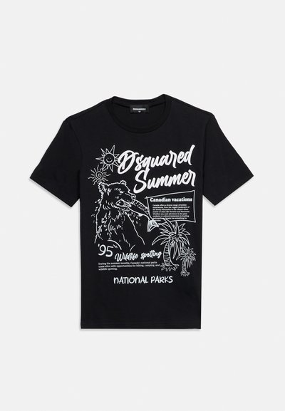 Μαύρο t-shirt με λευκό σχέδιο αρκούδας που πιάνει ψάρι, σχέδια με φοίνικες και ήλιο, και κείμενο σχετικά με την καναδική θερινή άγρια ζωή και τα εθνικά πάρκα.