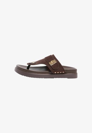 Pruun nahast varba vahega sandaal kuldse tooni pannal ja naelutud detailidega, lame tald kerge mustriga, külgvaade valgel taustal.