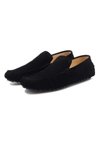 Schwarze Wildleder-Loafers mit runder Zehenform, als Slipper gestaltet, dekorative Nähte und gummierte, genoppte Außensohle, mit glattem Innenfutter.