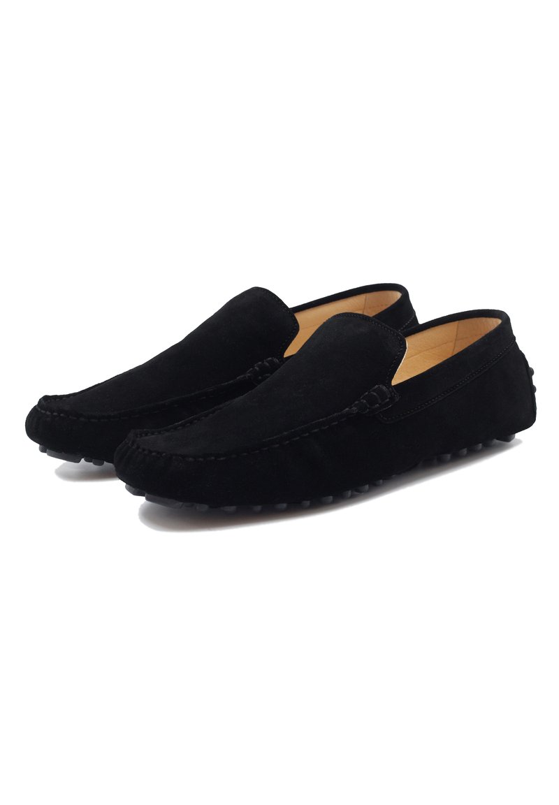 Schwarze Wildleder-Loafers mit runder Zehenform, als Slipper gestaltet, dekorative Nähte und gummierte, genoppte Außensohle, mit glattem Innenfutter.