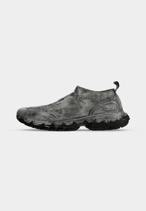 Baskets style slip-on noires et grises texturées avec tige en maille élastique, semelle épaisse crantée et languette au talon portant l’inscription Diesel.