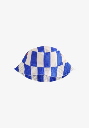 Sombrero tipo cubo con franjas verticales alternadas en azul y blanco, y pequeños orificios de ventilación naranjas en los lados.