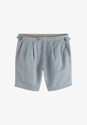 Hellgraue Shorts aus glattem Stoff. Mit Falten und einem Knopfverschluss sowie jeweils einer seitlichen Schnalle am Hüftgürtel.