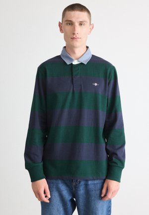 Camisa polo de manga larga con rayas horizontales en verde oscuro y azul marino, un cuello en un tono azul claro y un logo bordado en el pecho.